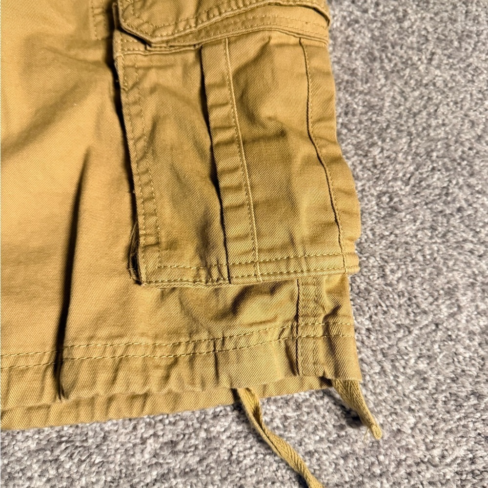 Amazon Men's Tan Cargo Shorts - Picture 2 of 7